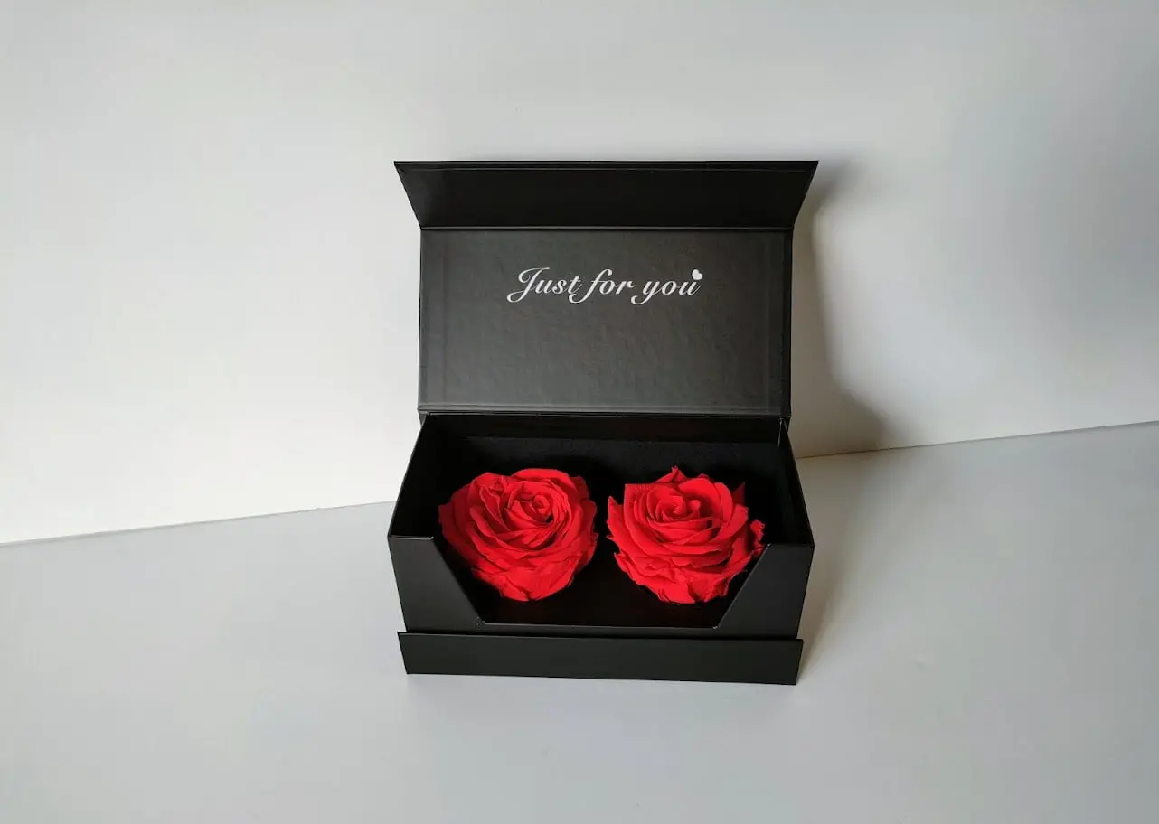 2 Forever Roses κόκκινα σε μαύρη μαγνητική κασετίνα 2 Forever Roses κόκκινα σε μαύρη μαγνητική κασετίνα