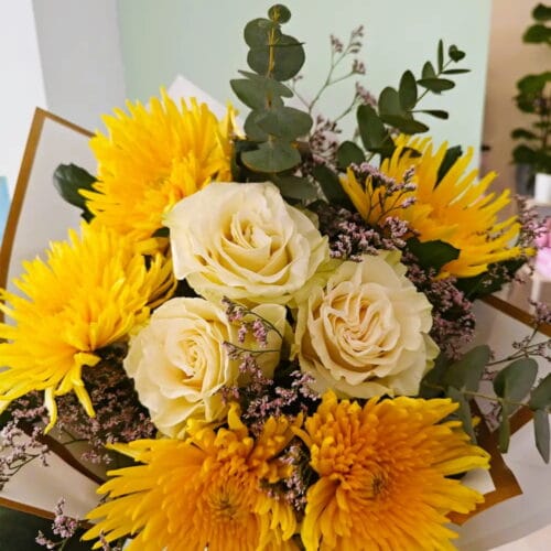 two-tone-bouquet-lefka-triantafylla-kitrina-chrysanthema